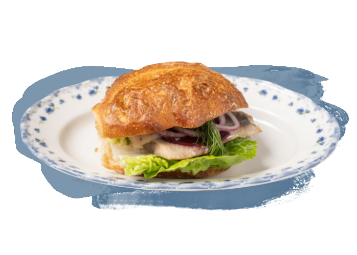 Hausgemachtes Fischbrötchen mit Matjes auf Sauerteigbrötchen bei Oh! Fisch